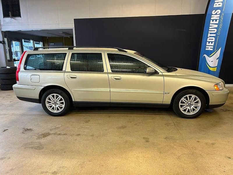 Begagnad Volvo V70 170 HK (125 kW) 2005 Ljusbrun Kombi