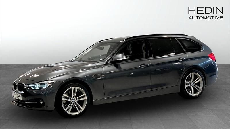 Grå (grey) Begagnad 2018 BMW 330 Sport Line Kombi | 244 900 kr (Marknadspris) - Bild 1/4