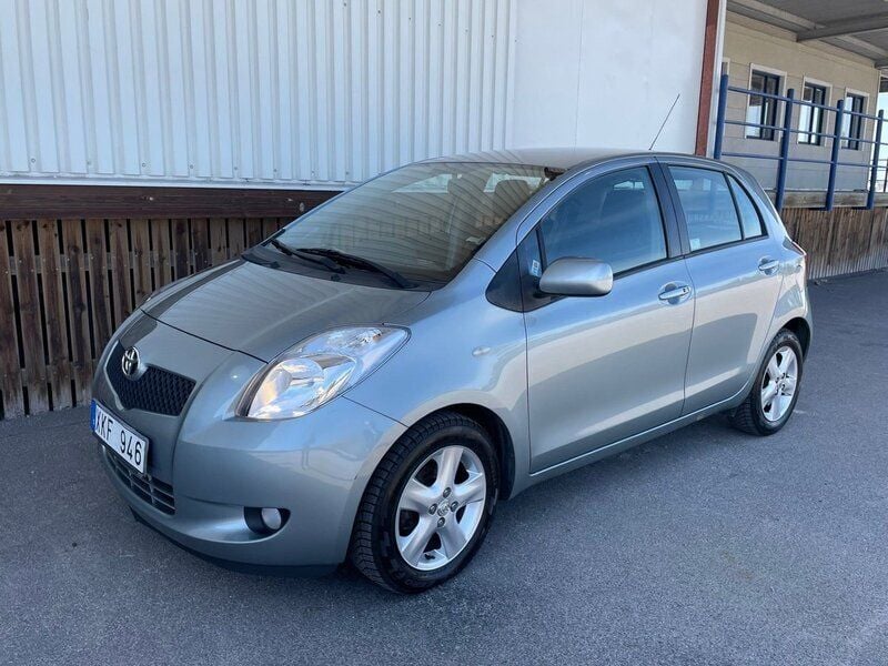 Grå Begagnad 2005 Toyota Yaris Halvkombi | 43 500 kr (Lite dyr) - Bild 1/4