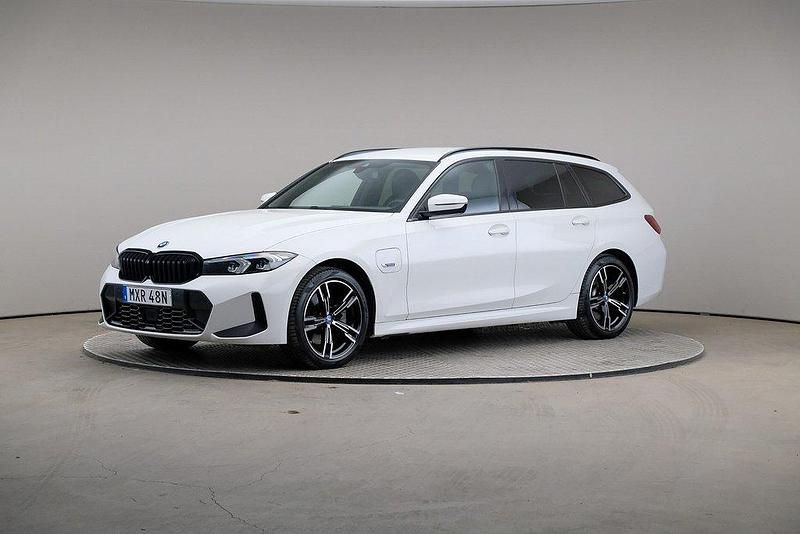 Vit Begagnad 2022 BMW 330e M Sport Kombi | 389 000 kr (Lite dyr) - Bild 1/4