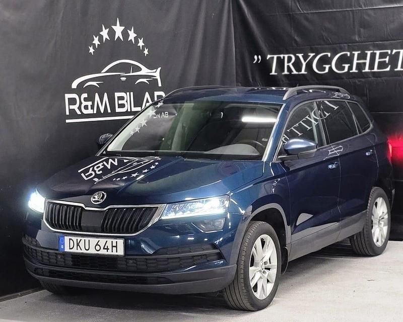 Blå Begagnad 2019 Skoda Karoq SUV | 164 800 kr (Marknadspris) - Bild 1/4
