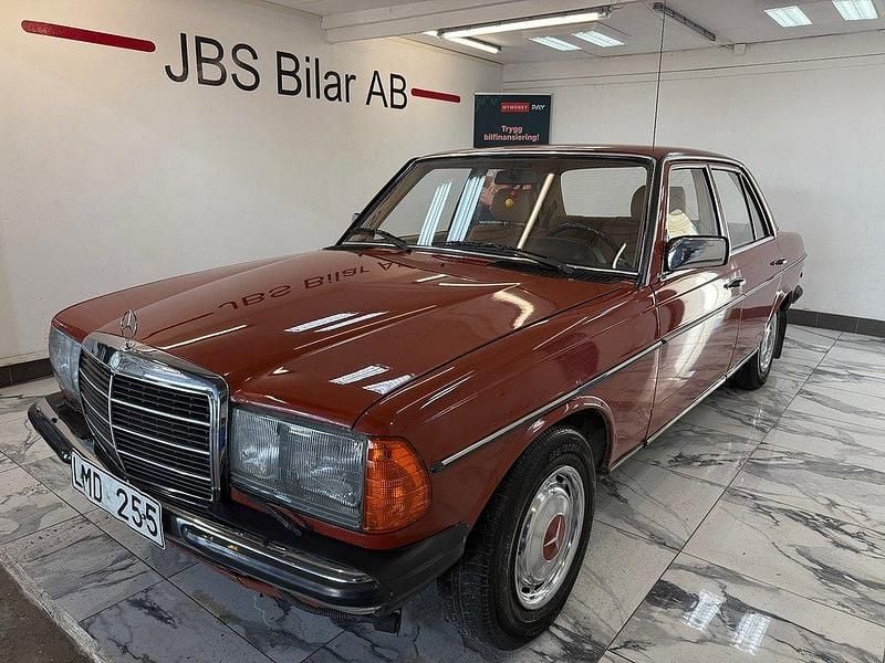 Begagnad Mercedes E200 109 HK (80 kW) 1983 Röd Sedan