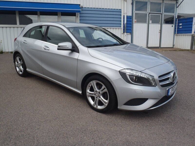 Silver Begagnad 2014 Mercedes A180 Halvkombi | 167 500 kr (Dyr) - Bild 1/4