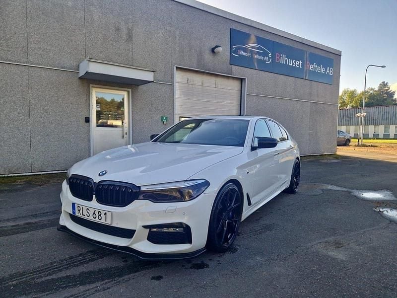 Vit Begagnad 2017 BMW 540 M Sport Sedan | 449 000 kr (Marknadspris) - Bild 1/4