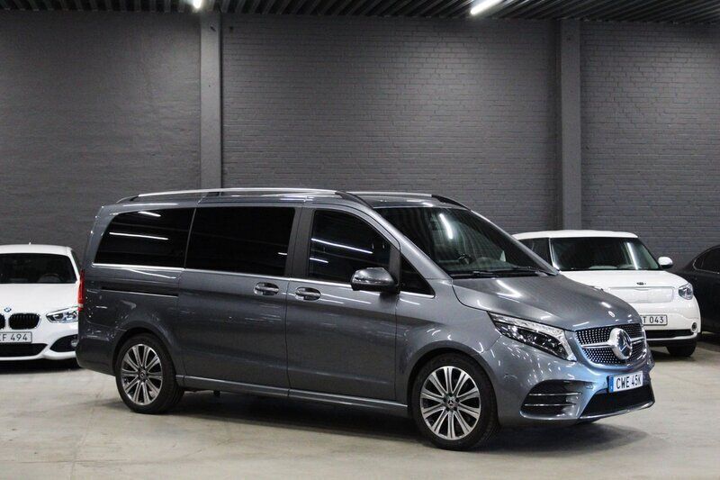 Grå Begagnad 2022 Mercedes V300 Avantgarde Minibuss | 629 900 kr (Marknadspris) - Bild 1/4