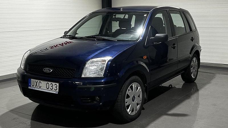 Mörkblå Begagnad 2004 Ford Fusion Halvkombi | 24 900 kr (Marknadspris) - Bild 1/4