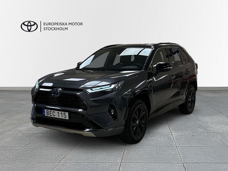 Grå (gråmetallic/svart tak) Begagnad 2022 Toyota RAV4 Hybrid Style SUV | 404 900 kr (Marknadspris) - Bild 1/4