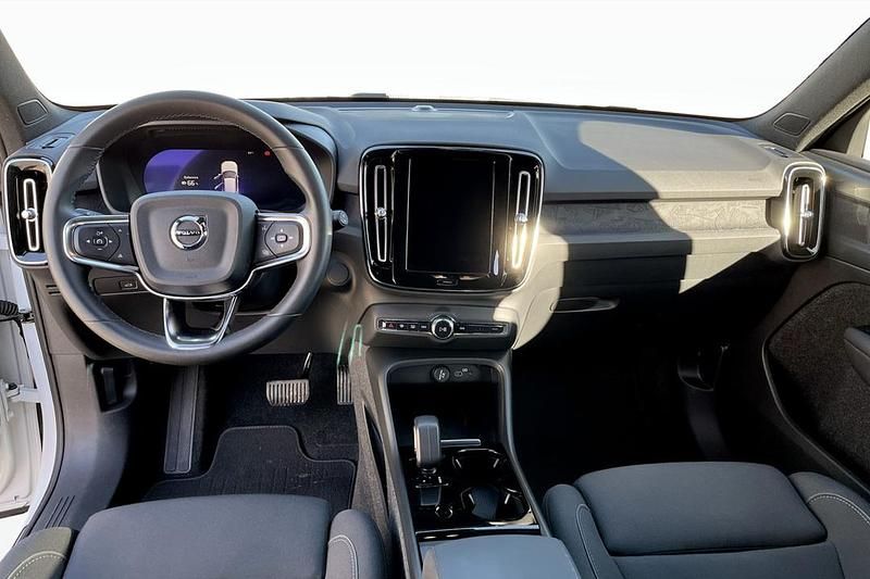 Begagnad Volvo XC40 Single Motor 175 kW (238 HK) 2023 Vit SUV