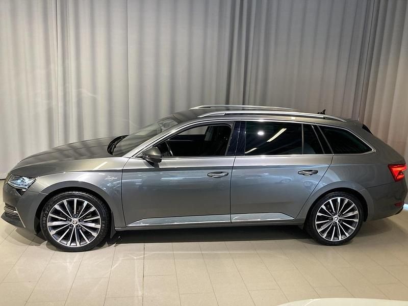 Begagnad Skoda Superb 2023 Grå Kombi