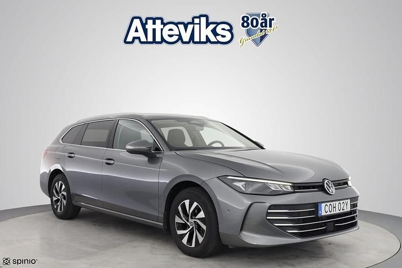 Mörkgrå Begagnad 2024 VW Passat Business Kombi | 338 900 kr (Dyr) - Bild 1/3