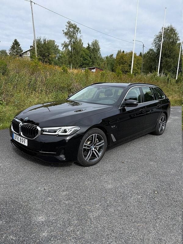 Svart Begagnad 2023 BMW 530e Kombi | 449 900 kr (Marknadspris) - Bild 1/4