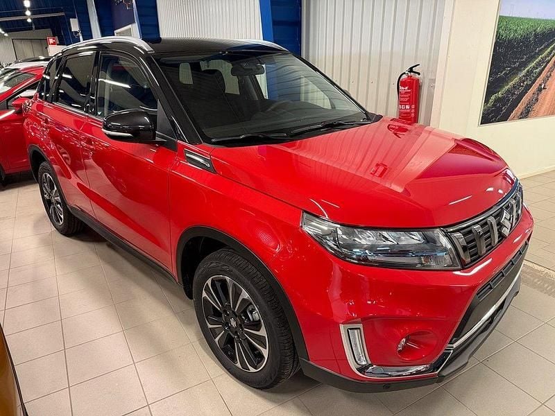 Röd Ny 2024 Suzuki Vitara SUV | 327 800 kr (Marknadspris) - Bild 1/4