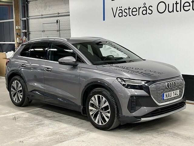 Grå Begagnad 2022 Audi Q4 e-tron Advanced SUV | 259 900 kr (Marknadspris) - Bild 1/3