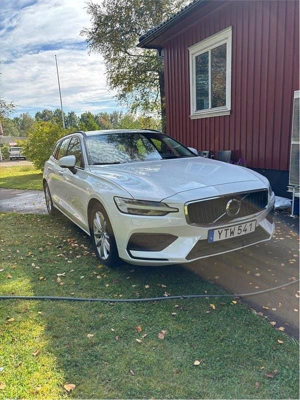 Vit Begagnad 2019 Volvo V60 Momentum Kombi | 190 000 kr (Bra pris) - Bild 1/4