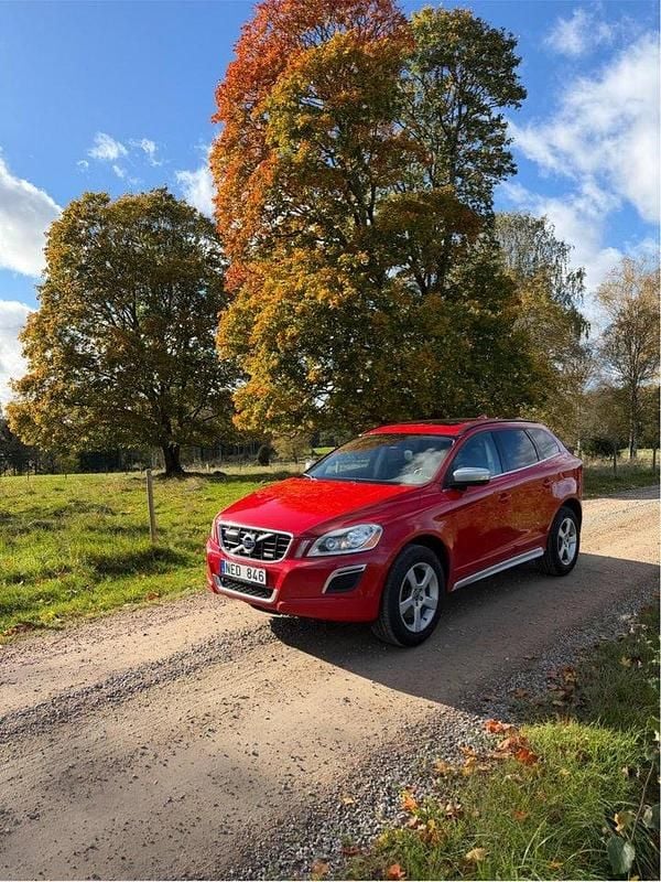 Röd Begagnad 2013 Volvo XC60 R-Design SUV | 129 900 kr (Marknadspris) - Bild 1/4