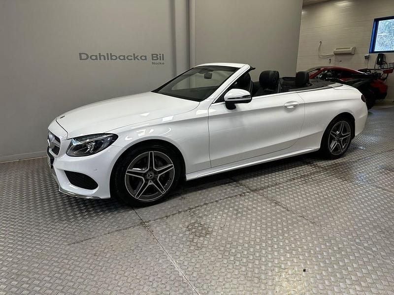 Vit Begagnad 2017 Mercedes C180 AMG line Cab | 319 000 kr (Dyr) - Bild 1/4