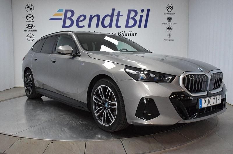 Grå Begagnad 2024 BMW 530e M Sport Kombi | 669 500 kr (Bra pris) - Bild 1/4