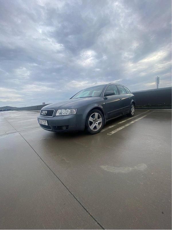 Grå Begagnad 2004 Audi A4 Comfort Kombi | 15 500 kr (Marknadspris) - Bild 1/4
