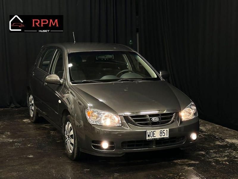 Mörkgrå (grå) Begagnad 2005 Kia Cerato Halvkombi | 64 900 kr - Bild 1/4