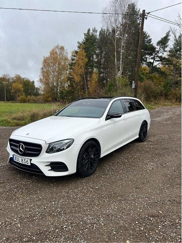 Vit Begagnad 2017 Mercedes E220 Kombi | 259 000 kr (Lite dyr) - Bild 1/4