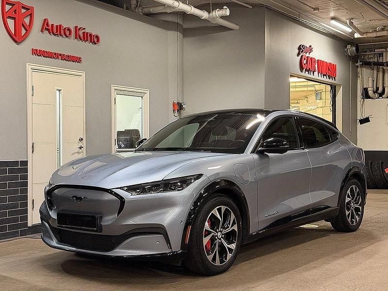 Grå Begagnad 2022 Ford Mustang Mach-E SUV | 339 000 kr (Superpris) - Bild 1/4