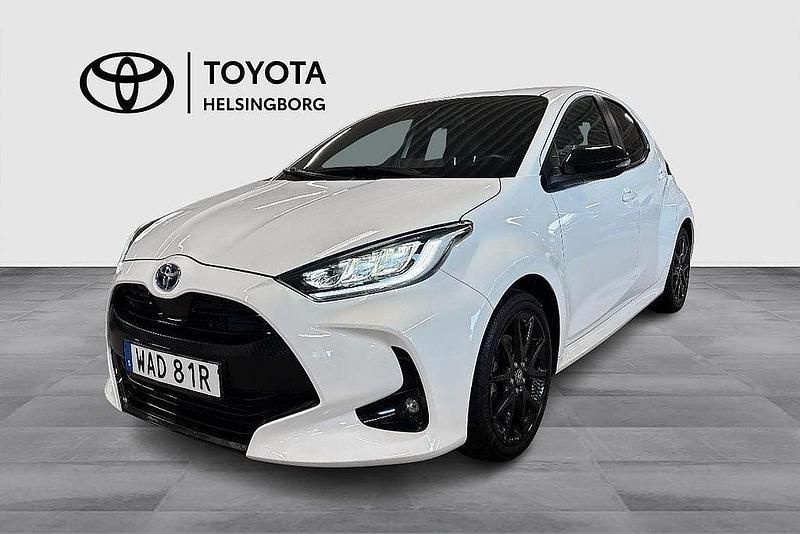 Vit Begagnad 2022 Toyota Yaris Hybrid Style Halvkombi | 244 900 kr (Marknadspris) - Bild 1/4