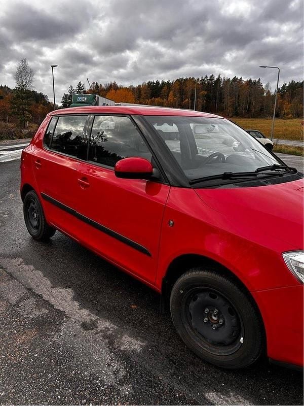 Röd Begagnad 2008 Skoda Fabia Ambiente Halvkombi | 30 000 kr (Bra pris) - Bild 1/4
