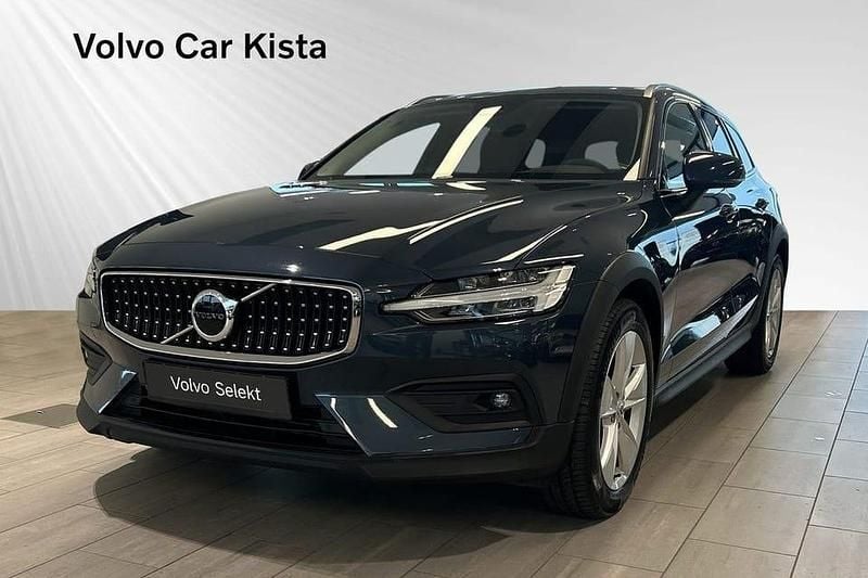 Blå Begagnad 2023 Volvo V60 CC Core Kombi | 399 900 kr (Marknadspris) - Bild 1/3