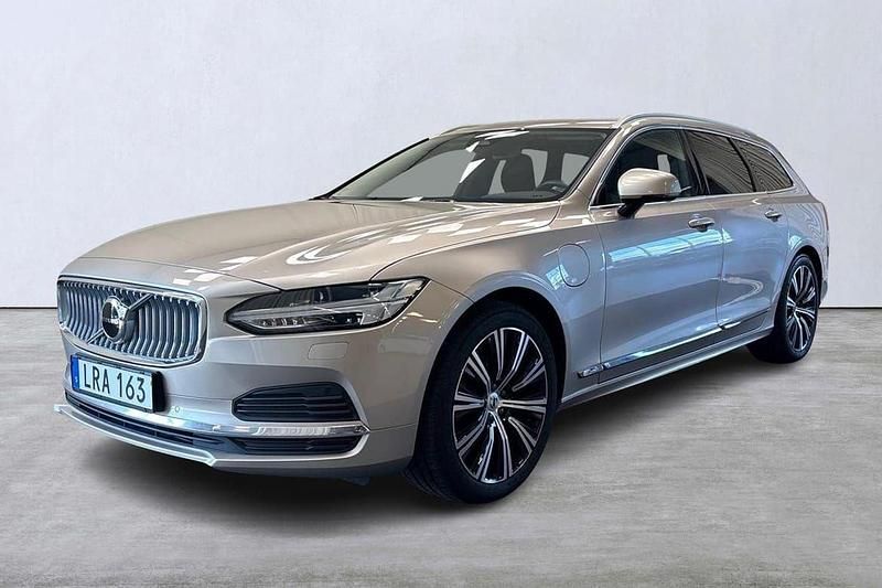 Ljusgrå Begagnad 2022 Volvo V90 Core Kombi | 379 000 kr (Marknadspris) - Bild 1/4