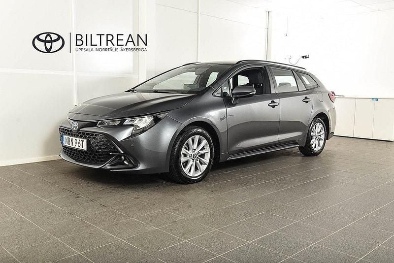 Mörkgrå Begagnad 2023 Toyota Corolla Active Kombi | 269 900 kr (Marknadspris) - Bild 1/4