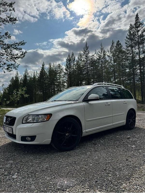 Vit Begagnad 2012 Volvo V50 Momentum Kombi | 59 900 kr (Marknadspris) - Bild 1/4