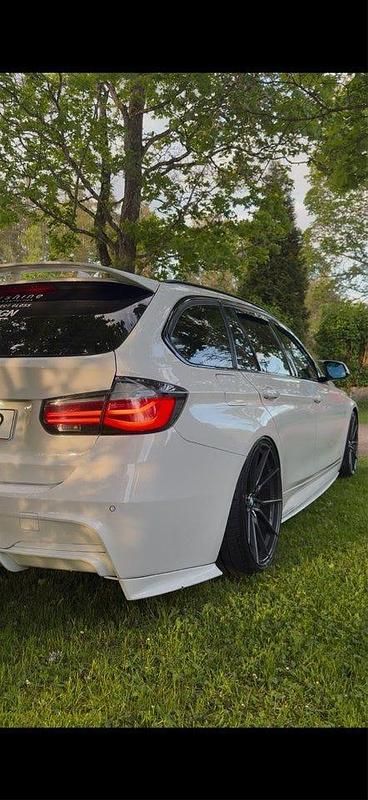 Vit Begagnad 2017 BMW 318 M Sport Kombi | 175 000 kr (Dyr) - Bild 1/4