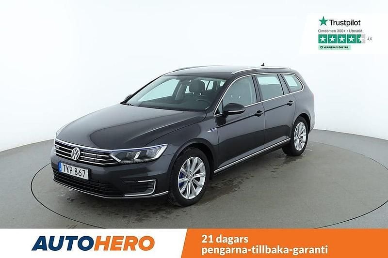 Mörkgrå Begagnad 2018 VW Passat GTE Kombi | 215 000 kr (Marknadspris) - Bild 1/4