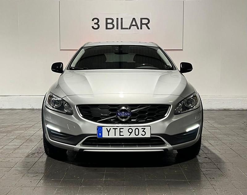 Begagnad Volvo V60 CC Standard 190 HK (139 kW) 2017 Silver Kombi