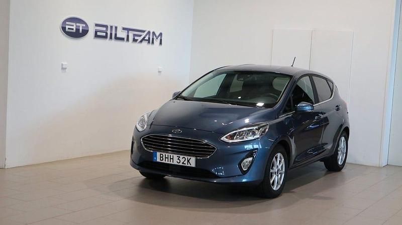 Blå (blå metallic) Begagnad 2020 Ford Fiesta Titanium Halvkombi | 119 900 kr (Bra pris) - Bild 1/4