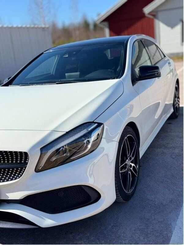 Vit Begagnad 2017 Mercedes A180 AMG Halvkombi | 219 000 kr (Dyr) - Bild 1/4