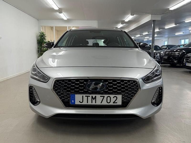 Begagnad Hyundai i30 Comfort 111 HK (81 kW) 2017 Silver Halvkombi