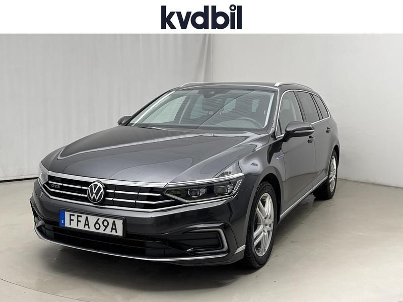 Mörkgrå Begagnad 2021 VW Passat GTE | 235 000 kr (Marknadspris) - Bild 1/3