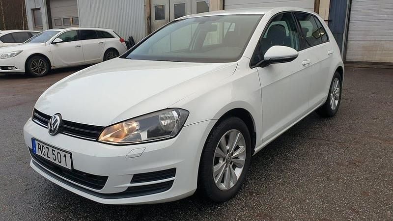 Vit Begagnad 2017 VW Golf VII Halvkombi | 139 000 kr (Marknadspris) - Bild 1/4