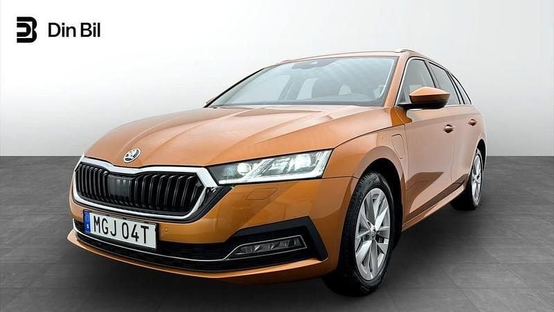 Phoenix orange metallic Begagnad 2024 Skoda Octavia Business Line Kombi | 309 900 kr (Bra pris) - Bild 1/4