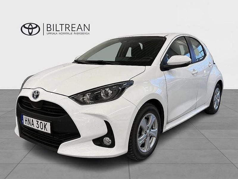 Vit Begagnad 2023 Toyota Yaris Hybrid Active Halvkombi | 219 000 kr (Marknadspris) - Bild 1/4