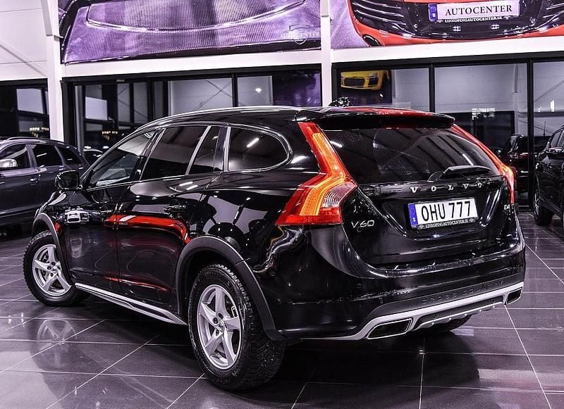 Begagnad Volvo V60 CC Summum 190 HK (139 kW) 2016 Svart Kombi