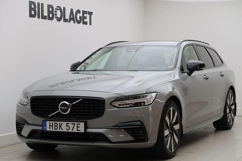 Grå Begagnad 2024 Volvo V90 Plus Kombi | 509 800 kr (Marknadspris) - Bild 1/4