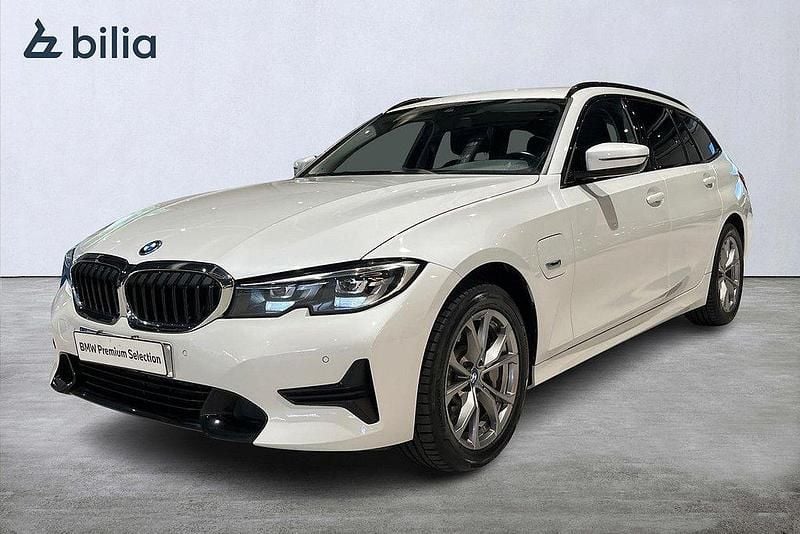 Vit Begagnad 2022 BMW 330e Sport Line Kombi | 319 000 kr (Bra pris) - Bild 1/4