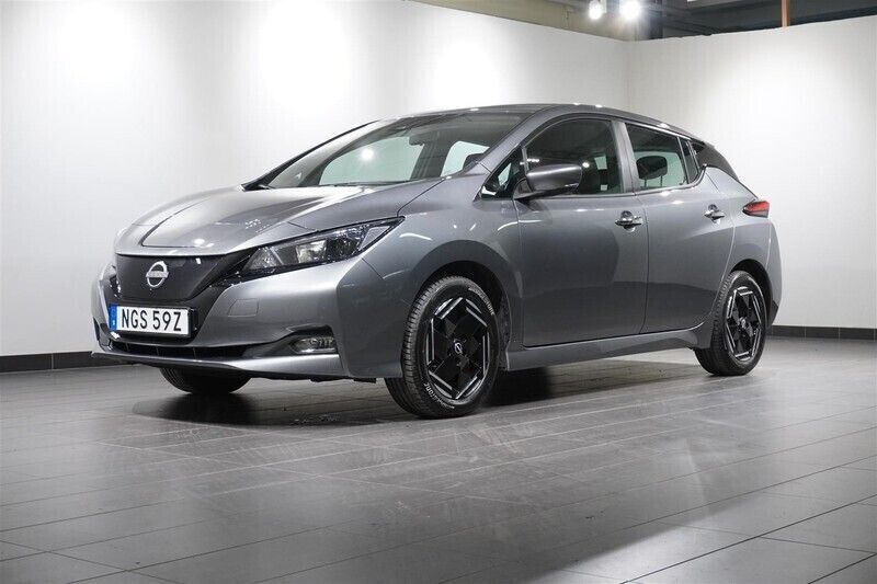 Grå/silver Begagnad 2023 Nissan Leaf Acenta Halvkombi | 198 800 kr (Marknadspris) - Bild 1/4