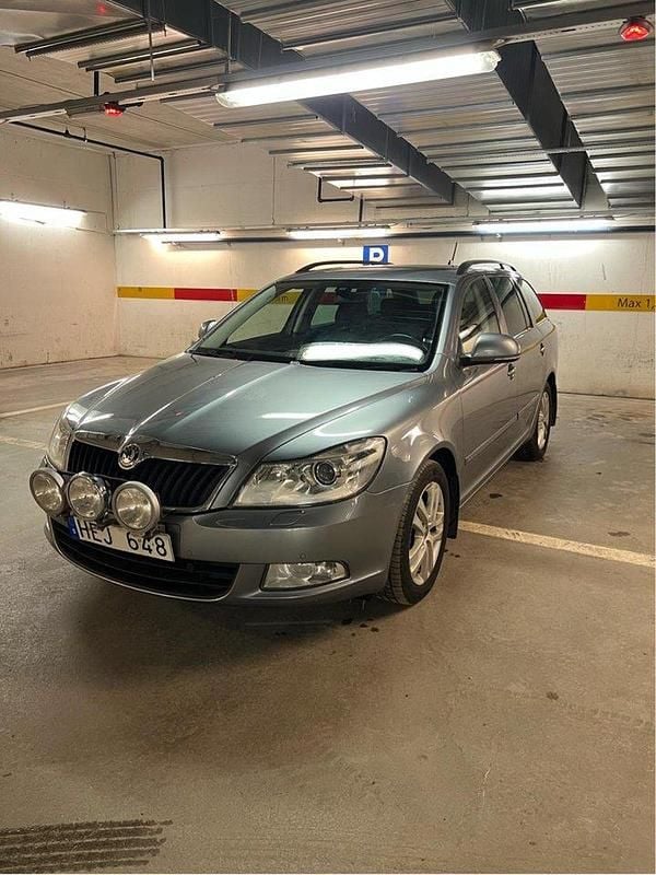 Grå Begagnad 2013 Skoda Octavia Kombi | 84 995 kr (Bra pris) - Bild 1/4