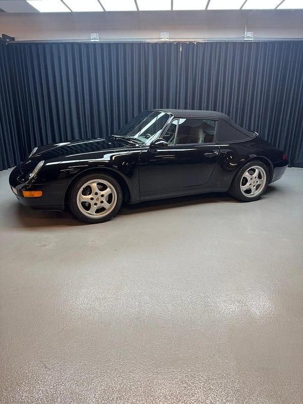 Begagnad Porsche 911 Carrera 286 HK (210 kW) 1998 Svart Cab