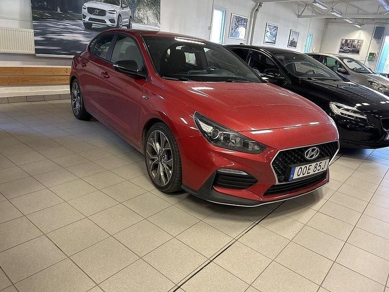 Röd Begagnad 2019 Hyundai i30 Halvkombi | 179 500 kr (Lite dyr) - Bild 1/3