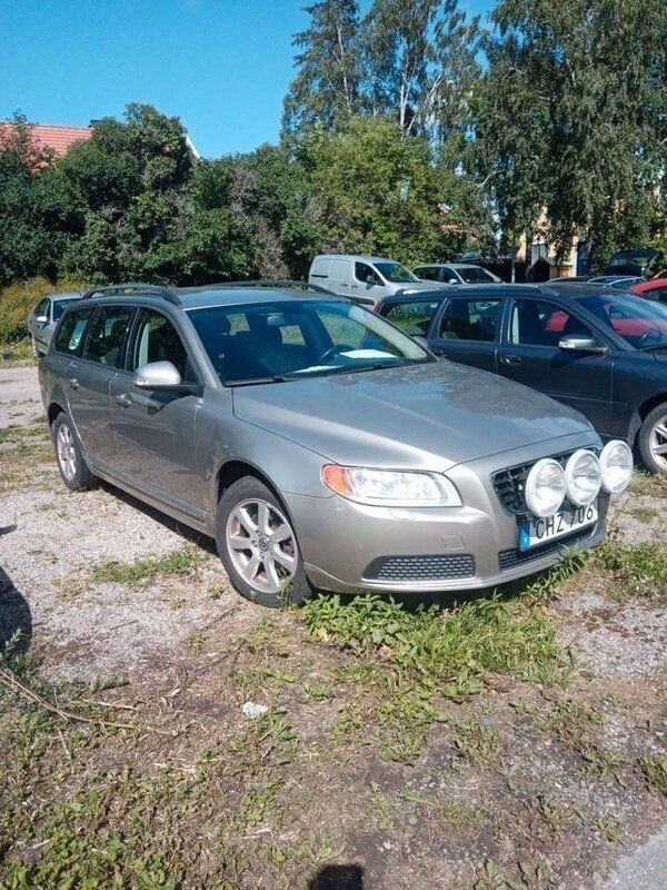 Ljusbrun (ljusbrudmetallic) Begagnad 2010 Volvo V70 Kinetic Kombi | 69 500 kr (Marknadspris) - Bild 1/4