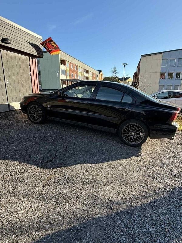 Svart Begagnad 2004 Volvo S60 Business Edition Sedan | 15 000 kr (Superpris) - Bild 1/4